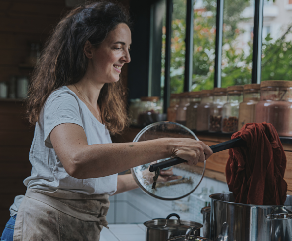 Aurélia Wolff durant un atelier de teinture végétale.