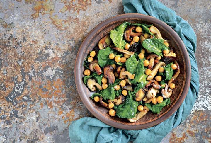 Salade chaude aux pois chiches et aux champignons