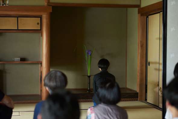 La cérémonie des fleurs, le hanakaï permet d’admirer dans le silence des compositions florales ou de plantes en invitant à la méditation, à la recherche de la beauté et de l’harmonie.