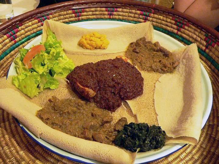 En Éthiopie, on mange des injera au petit-déjeuner, d’épaisses galettes préparées avec les minuscules grains du teff.