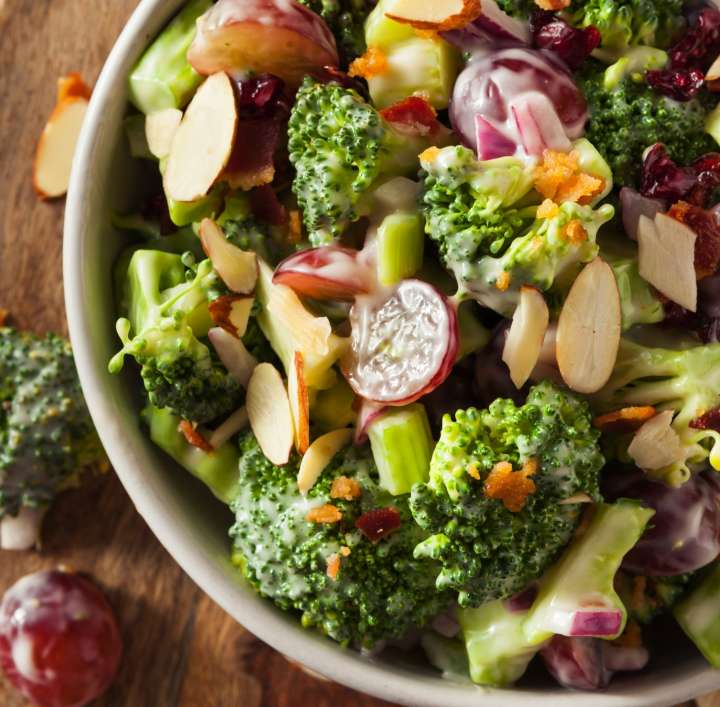 Salade de brocoli crémeuse aux amandes