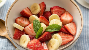 Coupe de fraises et bananes avec sucre à la menthe