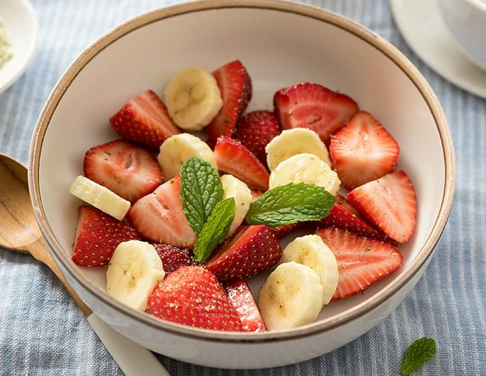 Coupe de fraises et bananes avec sucre à la menthe