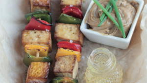 Brochettes de tofu et poivrons