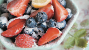 Coupe de fraises et myrtilles