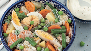 Salade de légumes et oeufs, sauce crémeuse