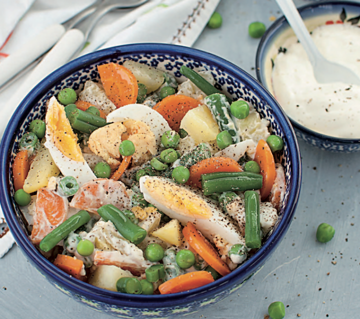 Salade de légumes et oeufs, sauce crémeuse