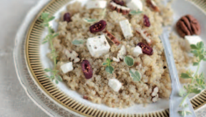 Salade de quinoa, noix de pécan et canneberges