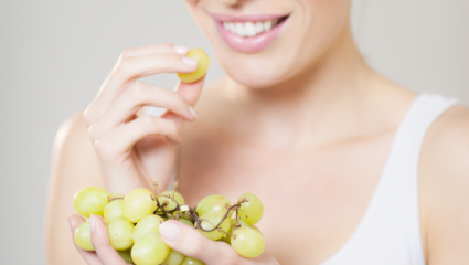 Femme mangeant du raisin