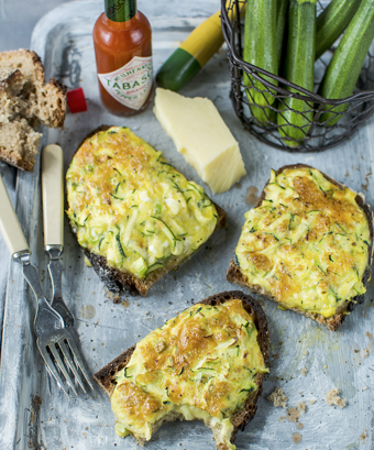 Tartines de zucchini au cheddar