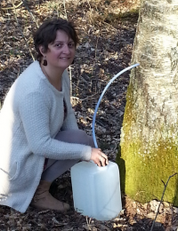 Patricia Mingotaud récolte le précieux liquide.