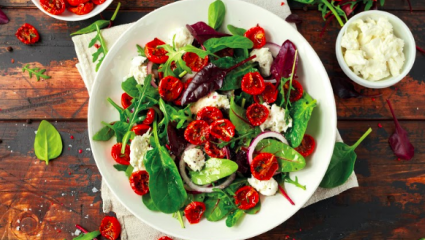 Salade d'épinards et roquette aux tomates séchées