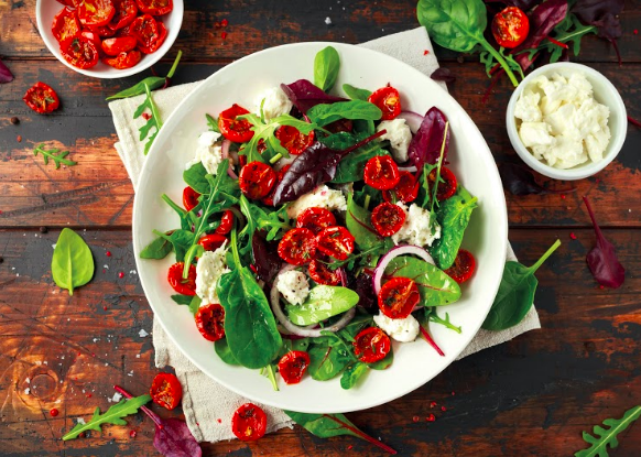 Salade d'épinards et roquette aux tomates séchées