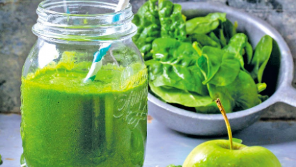 Smoothie d'avocat, pomme et épinard