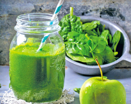 Smoothie d'avocat, pomme et épinard