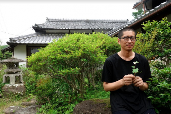 Sugi-sensei, maître d’ikebana, compose ses chefs-d’œuvre à partir de simples fleurs du jardin.