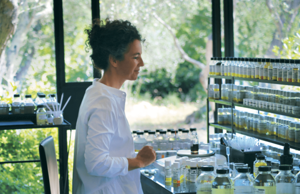 Après une carrière dans la parfumerie conventionnelle, Delphine Thierry (ici dans son atelier à Grasse) s’est tournée vers le tout-naturel depuis 2011.