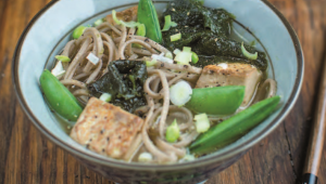 Soupe japonaise aux nouilles et aux algues
