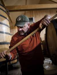 Jean-François Ganevat élève ses vins sans le moindre intrant. 