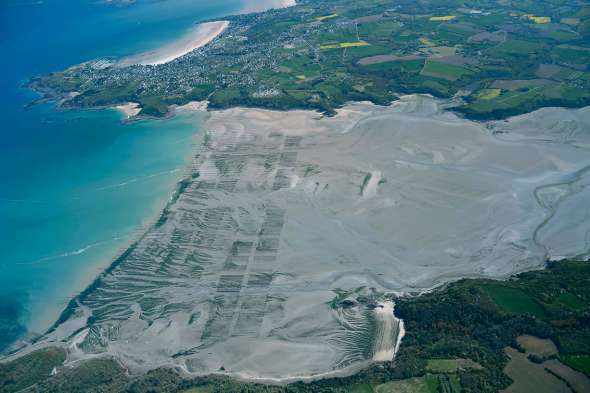 Les ulves prolifèrent facilement dans la baie de la Fresnaye, vaste, peu profonde et protégée des houles et des courants. Mi-avril 2022, s’y amassaient six à sept fois plus d’algues que les années précédentes à la même période. © Ceva