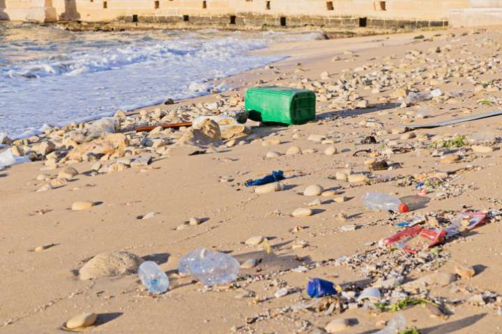 Pollution plastique sur la plage 