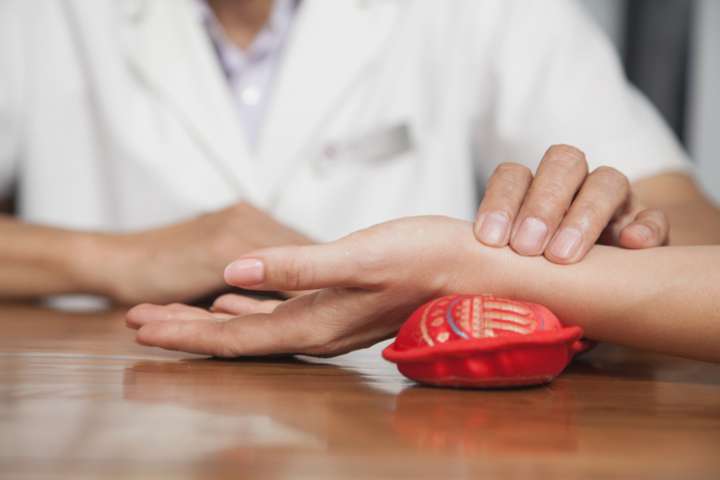 Prise du pouls en médecine chinoise