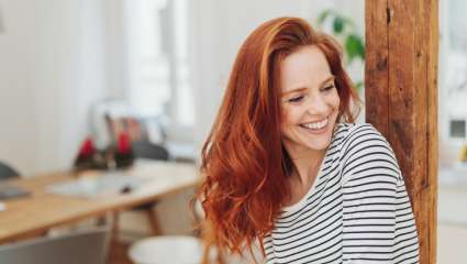 Jeune femme optimiste