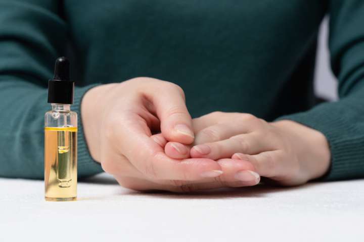 Fortifier ses ongles grâce aux huiles essentielles