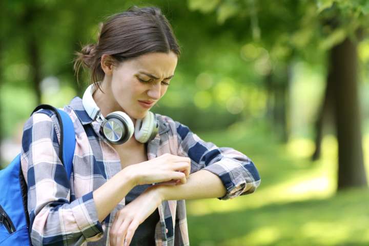 Eczéma, psoriasis : limiter les irritations avec les huiles essentielles