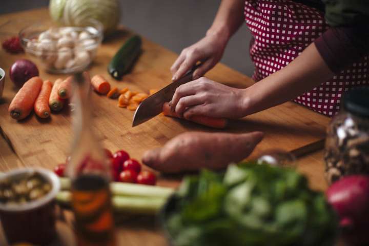 Pourquoi les carottes se courbent lorsqu'on les coupe ?