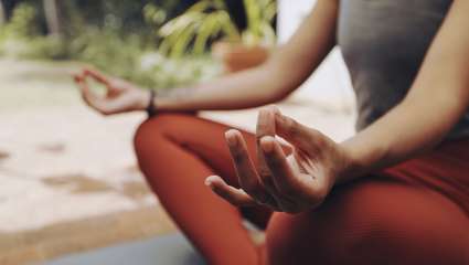 Limiter les douleurs d'arthrose avec le yoga