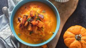 Soupe de courge musquée, pois chiches et courgettes