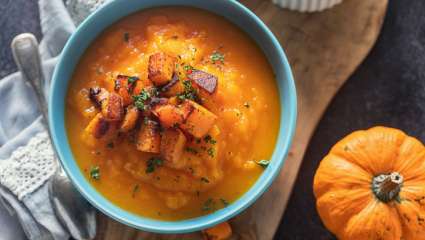 Soupe de courge musquée, pois chiches et courgettes