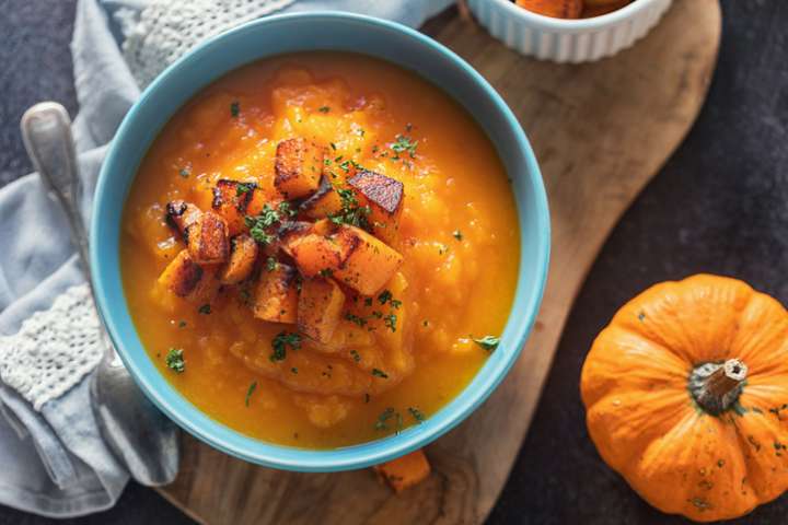 Soupe de courge musquée, pois chiches et courgettes