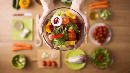 Assiette de fruits et légumes durables