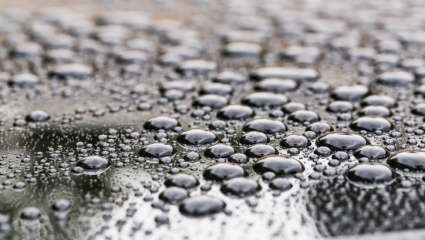 L'eau colloïdal ­contient des particules d'argent ( des ions positifs ) en suspension dans de l'eau purifiée