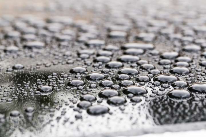 L'eau colloïdal ­contient des particules d'argent ( des ions positifs ) en suspension dans de l'eau purifiée