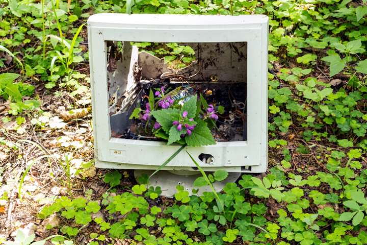 Ordinateur abandonné dans la nature