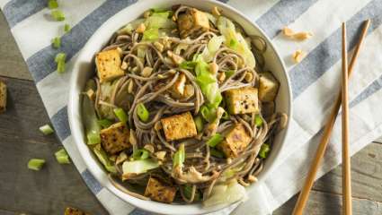 Tofu aux légumes et aux nouilles