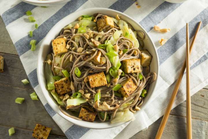 Tofu aux légumes et aux nouilles