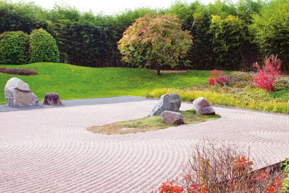 En contemplant ces jardins, où l'eau est suggérée par des motifs de vagues, la dégustation du thé invite à la méditation.