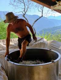 Christophe Courteau pratique la distillation lente pour préserver l'intégrité des essences des plantes