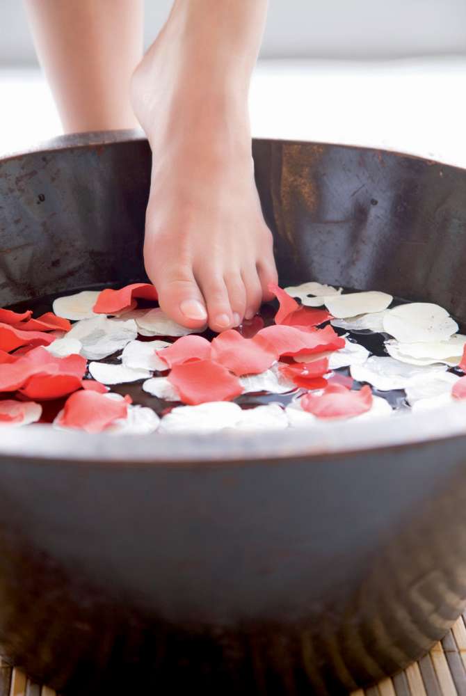 Les bains de pieds améliorent la circulation sanguine.