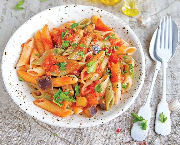 Pâtes de légumineuses, sauce aux aubergines