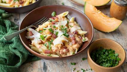 Penne au bacon, melon cantaloup et tomates