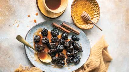 Pruneaux pochés, sauce à l'orange