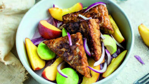 Salade de tempeh, avocat et pêche