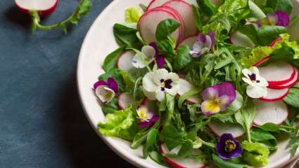 Salade de laitue et fleurs