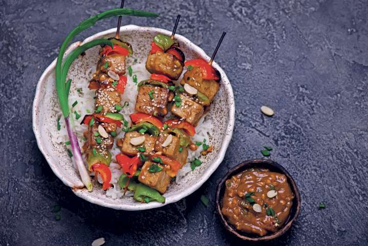 Saté de tofu au riz et aux poivrons