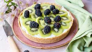 Tarte sans cuisson aux kiwis et aux mûres